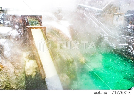 冬の雪降る群馬県草津町にある草津温泉の湯畑 冬の雪降る群馬県草津町にある草津温泉の湯畑 71776813