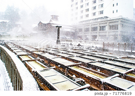 冬の雪降る群馬県草津町にある草津温泉の湯畑 冬の雪降る群馬県草津町にある草津温泉の湯畑 71776819