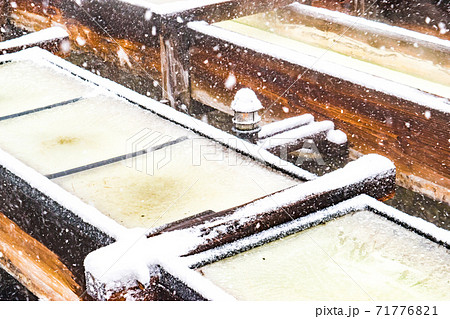 冬の雪降る群馬県草津町にある草津温泉の湯畑 71776821