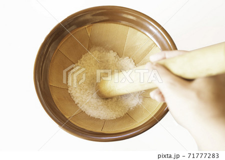 すり鉢とすりこぎで米を米粉にする すり鉢とすりこぎで米を米粉にする 71777283