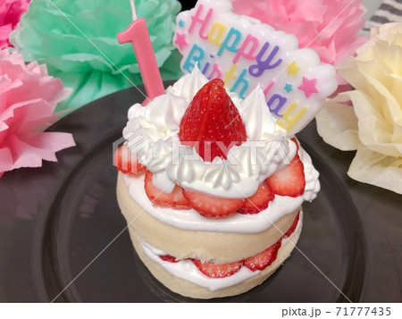 誕生日の手作りケーキの写真素材