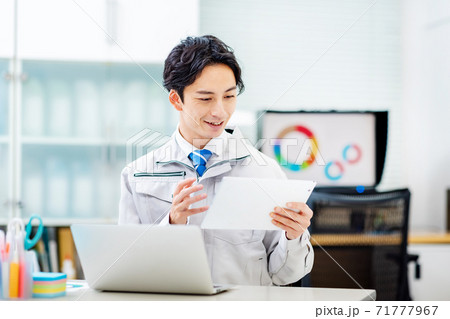 男性　作業着　オフィス 71777967
