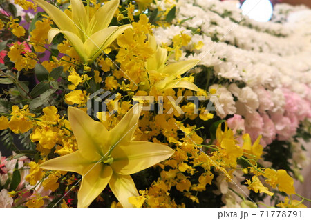 黄色いユリが入ったお洒落な花祭壇の写真素材
