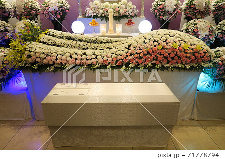 お洒落な花祭壇 71778794