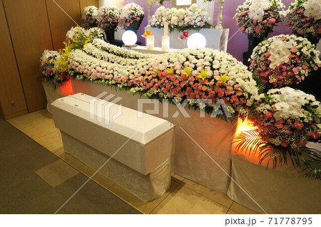 お洒落な花祭壇 71778795