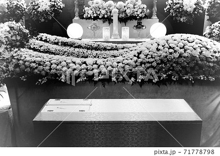 お洒落な花祭壇 お洒落な花祭壇 71778798