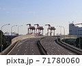 馬のシルエットようなクレーン 71780060