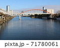 橋から見る赤い橋がある風景 71780061