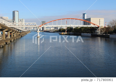 橋から見る赤い橋がある風景 橋から見る赤い橋がある風景 71780061