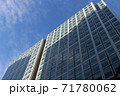 見上げるビルとその窓 71780062