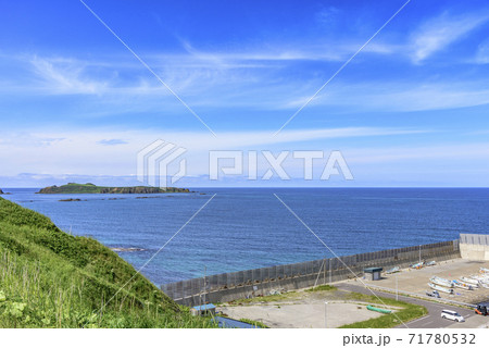 北海道　礼文島・スコトン岬の小さな漁港 71780532