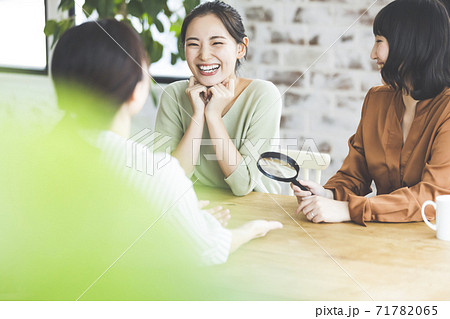 友達とお喋りをする女性 友達とお喋りをする女性 71782065