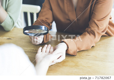 手相占いをする女性 手相占いをする女性 71782067