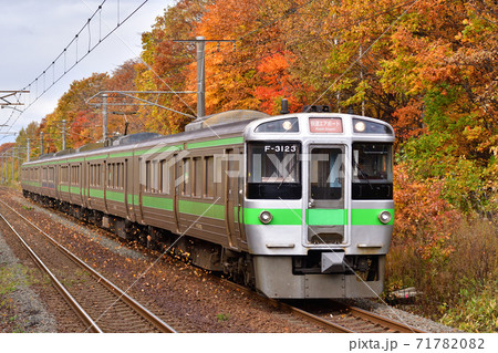 紅葉の千歳線を走る電車 71782082