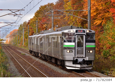 紅葉の千歳線を走る電車 71782084