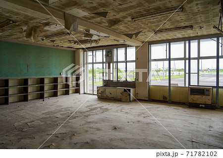 東日本大震災の津波被害を受けた震災遺構・仙台市立荒浜小学校の教室【宮城県仙台市若林区】 71782102