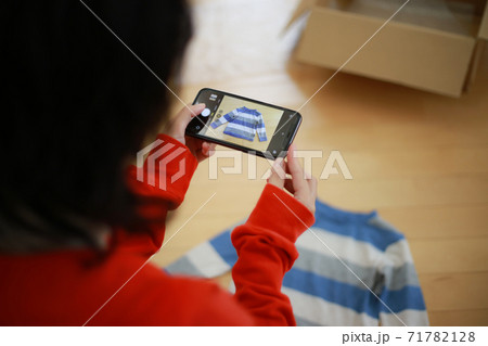 子供服を撮影する女性 子供服を撮影する女性 71782128