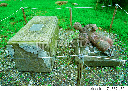 津波で倒壊した二宮尊徳の石像（震災遺構・仙台市立荒浜小学校） 71782172
