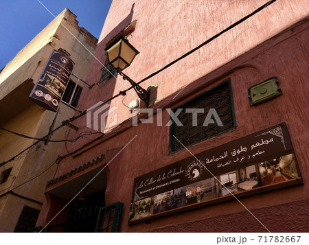 モロッコ メクネスの建物とランプの写真素材