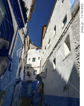 モロッコ 青い街シャウエン 青い壁の建物群の写真素材