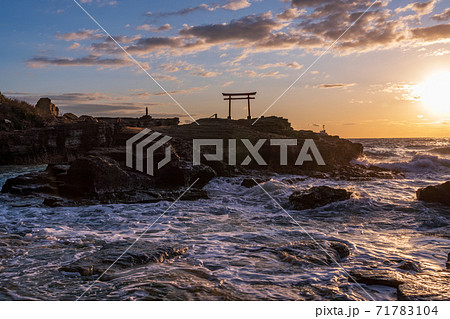 (静岡県)伊豆で最古の白浜神社 海の鳥居 日の出 (静岡県)伊豆で最古の白浜神社 海の鳥居 日の出 71783104