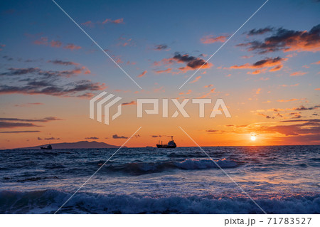 （静岡県）伊豆の海　海上の船舶　日の出 71783527