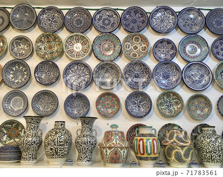 モロッコ フェズの陶器店 銀細工の壺と飾り皿 モロッコ フェズの陶器店 銀細工の壺と飾り皿 71783561