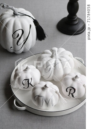 ハロウィン飾りグレー背景シックな複数の白カボチャの写真素材