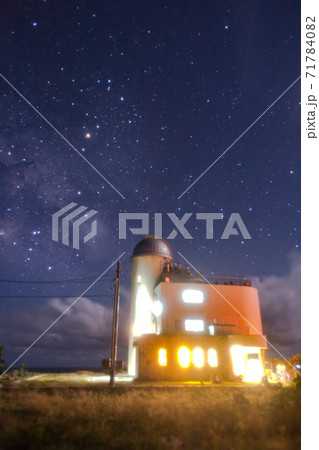 沖縄県 波照間島 夜の星空観測タワーの風景の写真素材