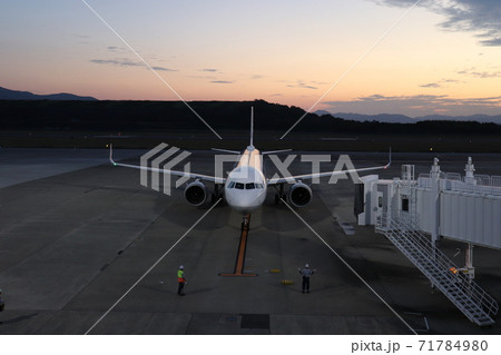 長崎空港に到着したジェット機 A321 夕焼け 長崎空港に到着したジェット機 A321 夕焼け 71784980