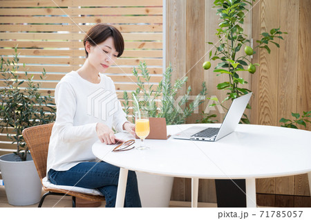 屋外でテレワーク中の女性 71785057