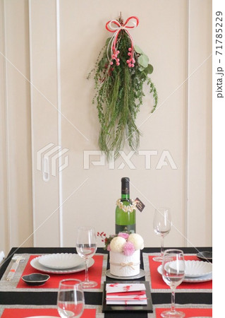 お正月の新年会 紅白テーブルコーディネート正面 71785229