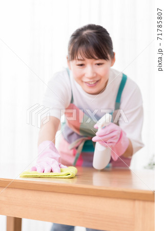 洗剤を吹き付けてテーブルを拭く女性の手元フォーカス 71785807