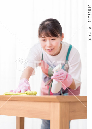 洗剤を吹き付けてテーブルを拭く女性の手元フォーカス 洗剤を吹き付けてテーブルを拭く女性の手元フォーカス 71785810