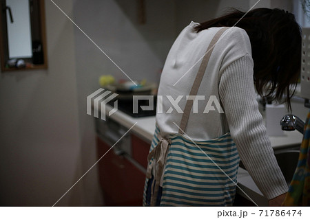 悲しみに暮れる女性 悲しみに暮れる女性 71786474