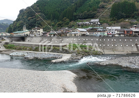 宮崎県日之影町五ヶ瀬川沿いの風景 宮崎県日之影町五ヶ瀬川沿いの風景 71786626