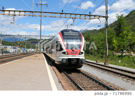 スイス  Rivera-Bironico駅を通る　TILO旅客列車 　S10系統のSバーン　  71786990