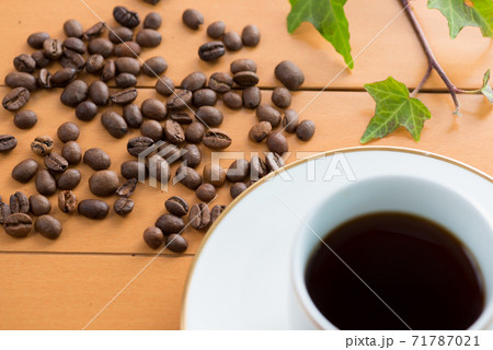 コーヒー豆とコーヒー コーヒー豆とコーヒー 71787021