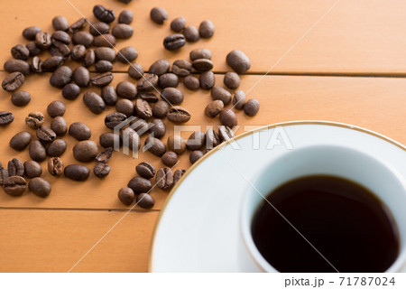 コーヒー豆とコーヒー コーヒー豆とコーヒー 71787024
