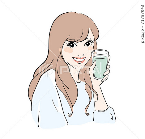 スムージーを飲む笑顔の女性 スムージーを飲む笑顔の女性 71787043