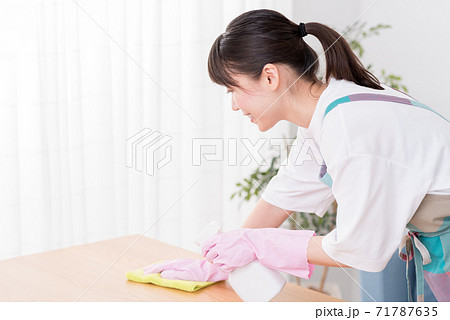 洗剤を吹き付けてテーブルを拭く女性 71787635