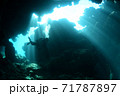 水中洞窟とダイバー 71787897