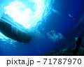 ボートとダイバー 71787970