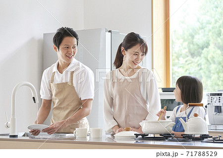 料理する親子 料理する親子 71788529