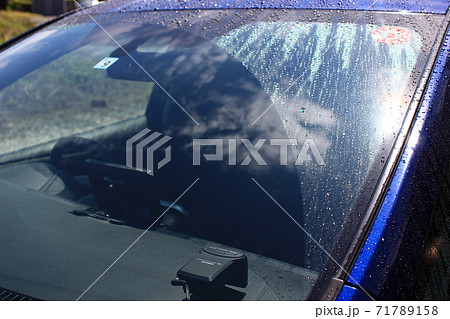 雨や洗車時に現れるフロントガラスの油膜 71789158