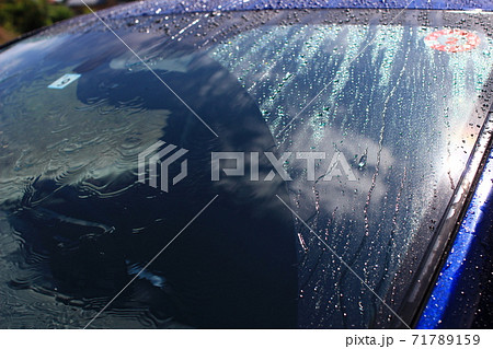 雨や洗車時に現れるフロントガラスの油膜 雨や洗車時に現れるフロントガラスの油膜 71789159
