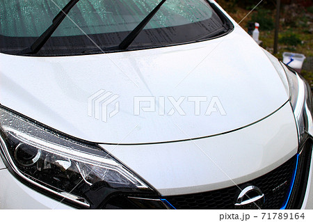 洗車の濯ぎで濡れたボディ 71789164