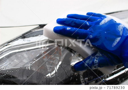 白いスポンジで手洗い洗車 白いスポンジで手洗い洗車 71789230