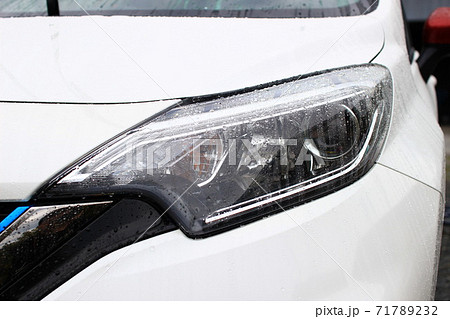 洗車時に水で濯ぎ濡れたボディ 71789232