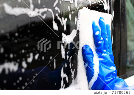 白いスポンジで手洗い洗車 71789265